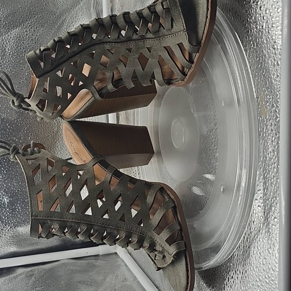 K  Qupid Womens Olive Green Cut Out Heels  sz 7.5 - Picture 6 of 10